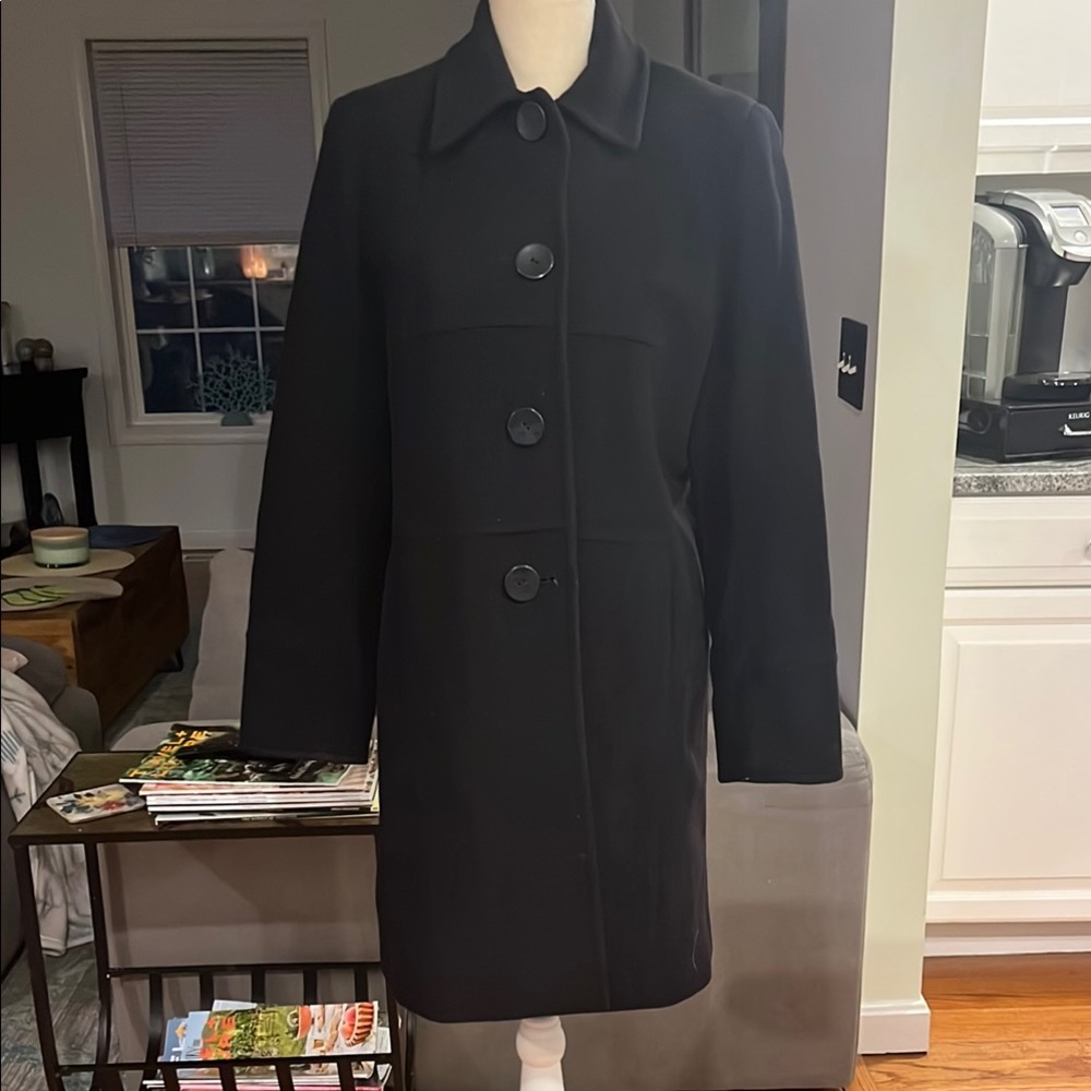Liz Claiborne Black Trench Coat with Notched Collar and Mid-Length Design